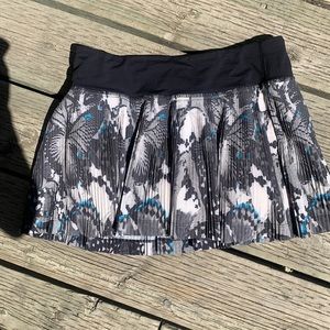 Lululemon skirt size 4 confirmed